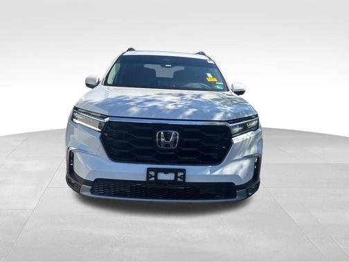 White 2024 Honda Pilot Touring