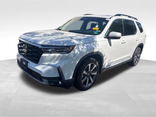 White 2024 Honda Pilot Touring