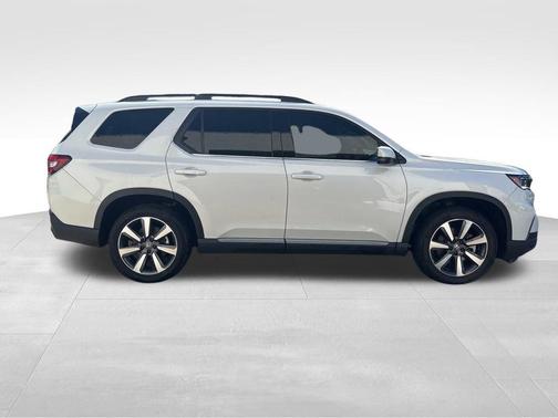 White 2024 Honda Pilot Touring