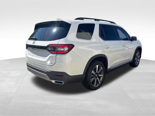 White 2024 Honda Pilot Touring