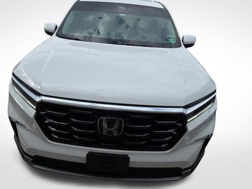 White 2024 Honda Pilot Touring