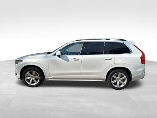 White 2019 Volvo XC90 T6 Momentum