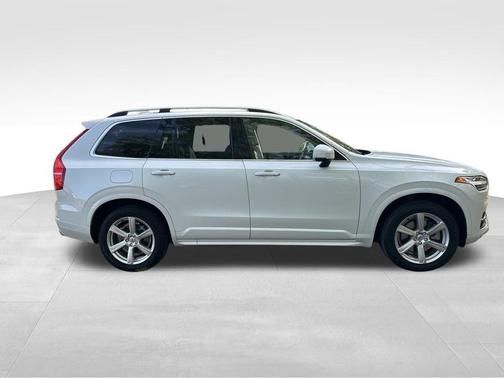 White 2019 Volvo XC90 T6 Momentum