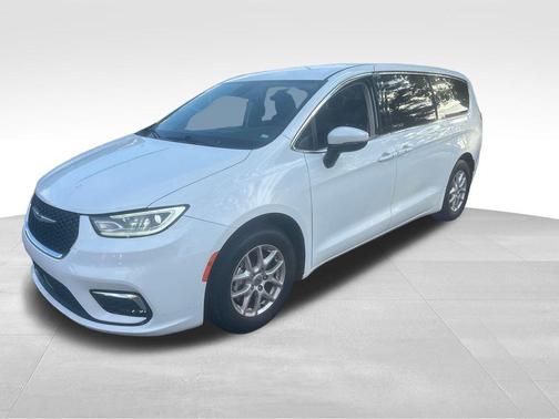 White 2023 Chrysler Pacifica Touring-L