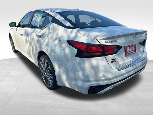White 2023 Nissan Altima 2.5 SL