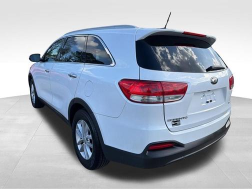 White 2017 Kia Sorento LX