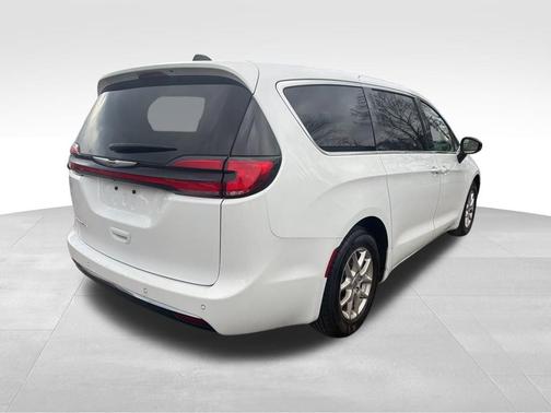 2024 Chrysler Pacifica Touring-L