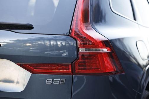 2024 Volvo XC60 B5 Plus Dark Theme