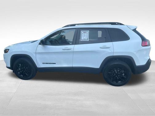 White 2023 Jeep Cherokee Altitude Lux