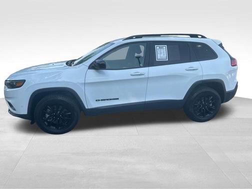 White 2023 Jeep Cherokee Altitude Lux