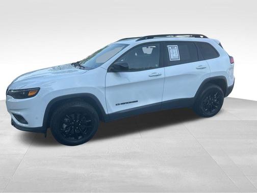 White 2023 Jeep Cherokee Altitude Lux