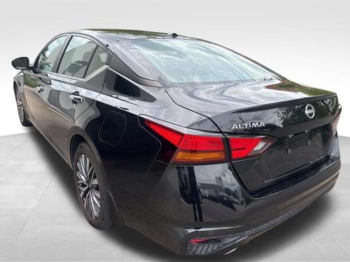 Black 2024 Nissan Altima 2.5 SV