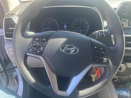 White 2019 Hyundai TUCSON SE