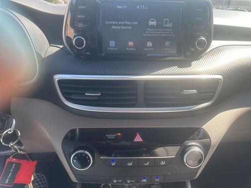 White 2019 Hyundai TUCSON SE
