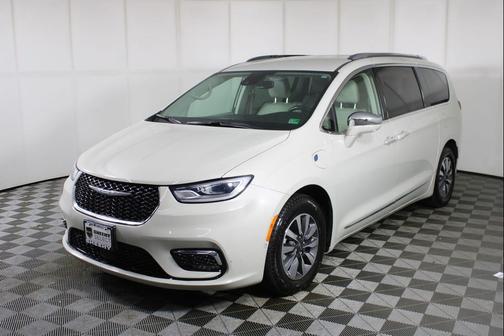Luxury White Pearlcoat 2021 Chrysler Pacifica Hybrid Limited