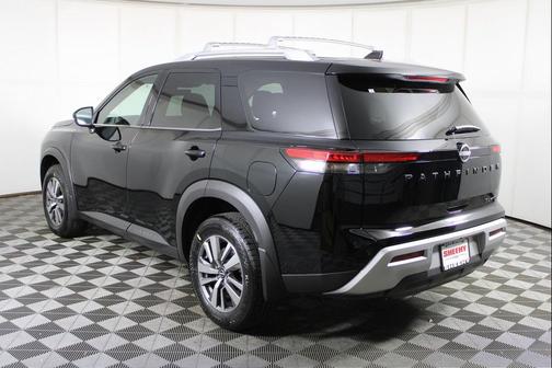 2025 Nissan Pathfinder SL 4WD