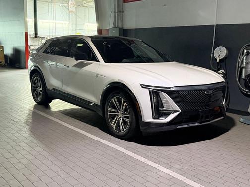 Crystal White Tricoat 2024 Cadillac LYRIQ Luxury