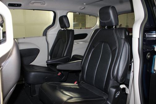 Fathom Blue Pearlcoat 2022 Chrysler Pacifica Touring L