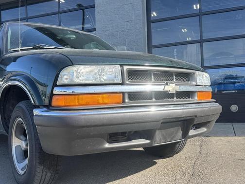 2002 Chevrolet S-10 Base