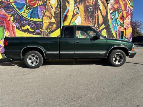 2002 Chevrolet S-10 Base