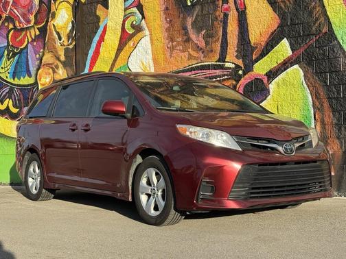 2018 Toyota Sienna LE