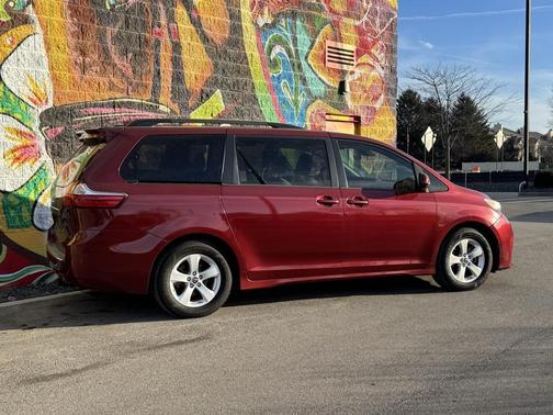 2018 Toyota Sienna LE