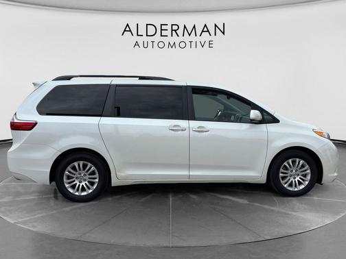 Blizzard Pearl 2016 Toyota Sienna XLE Premium