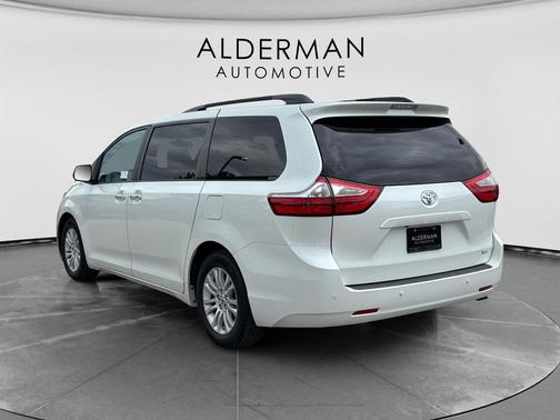 Blizzard Pearl 2016 Toyota Sienna XLE Premium