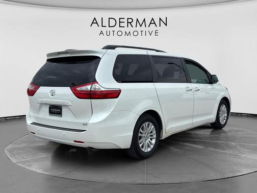 Blizzard Pearl 2016 Toyota Sienna XLE Premium