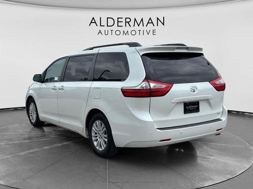 Blizzard Pearl 2016 Toyota Sienna XLE Premium