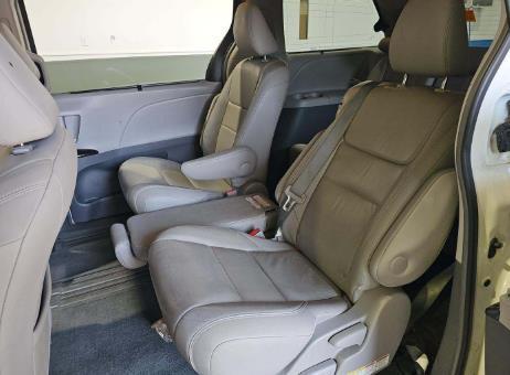 Blizzard Pearl 2016 Toyota Sienna XLE Premium