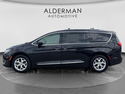Brilliant Black Crystal Pearlcoat 2018 Chrysler Pacifica Touring-L Plus