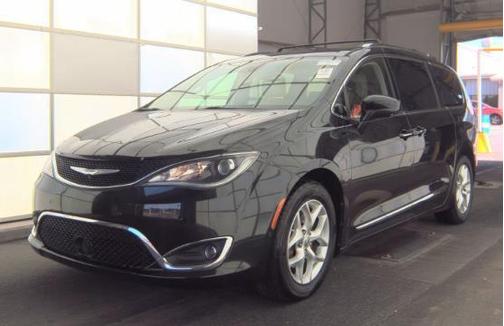 Brilliant Black Crystal Pearlcoat 2018 Chrysler Pacifica Touring-L Plus