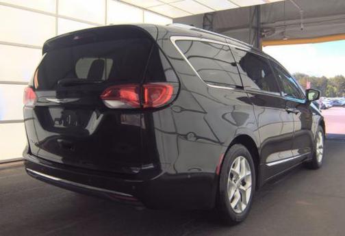 Brilliant Black Crystal Pearlcoat 2018 Chrysler Pacifica Touring-L Plus