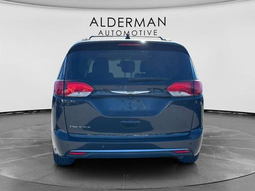 Brilliant Black Crystal Pearlcoat 2018 Chrysler Pacifica Touring-L Plus