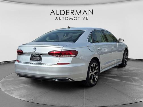 Reflex Silver Metallic 2021 Volkswagen Passat 2.0T SE
