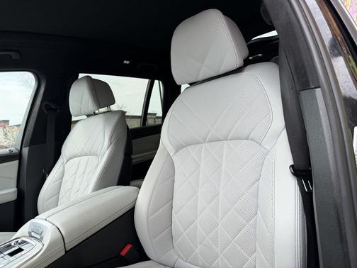 Black Sapphire Metallic 2023 BMW X7 xDrive40i