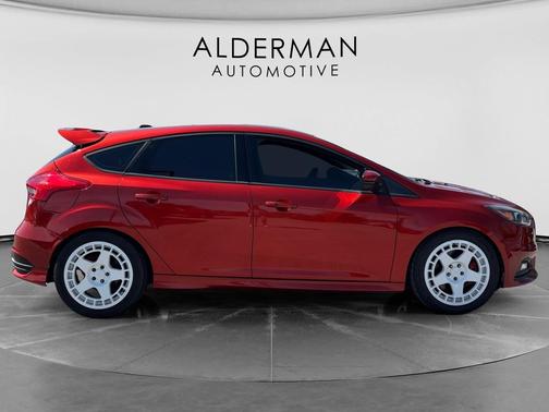 Hot Pepper Red Metallic Clearcoat 2018 Ford Focus ST