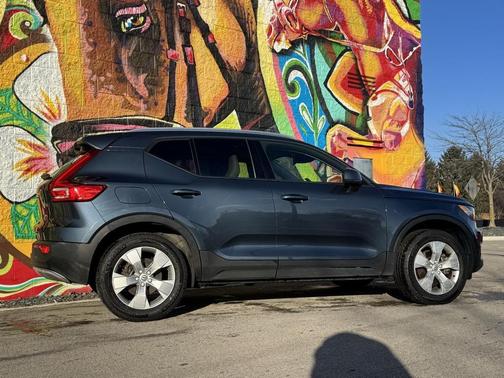 2021 Volvo XC40 T5 Momentum