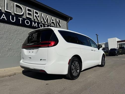 2024 Chrysler Pacifica Hybrid Select