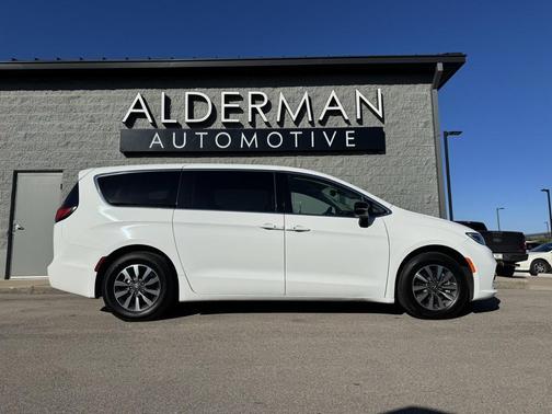 2024 Chrysler Pacifica Hybrid Select