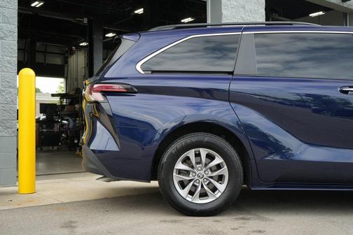 2022 Toyota Sienna XLE 7 Passenger