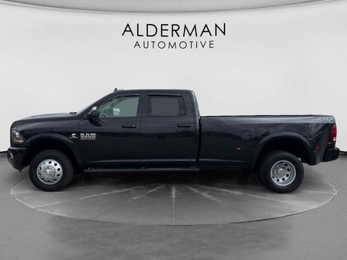 Brilliant Black Crystal Pearlcoat 2018 RAM 3500 Laramie Crew Cab 4x4 8' Box