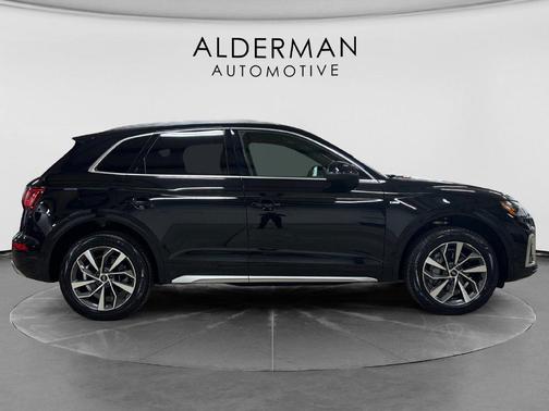 Mythos Black Metallic 2023 Audi Q5 45 S line Premium