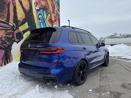 2023 BMW X7 M60i