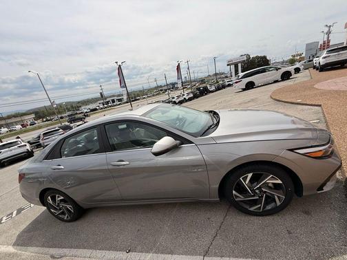 2025 Hyundai ELANTRA Limited