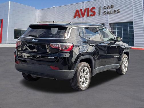 Diamond Black Crystal Pearlcoat 2025 Jeep Compass Latitude