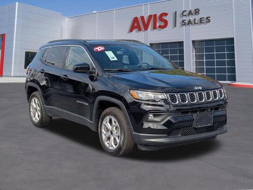 Diamond Black Crystal Pearlcoat 2025 Jeep Compass Latitude