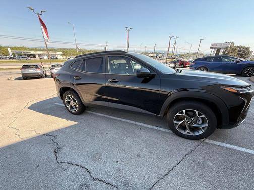 Mosaic Black Metallic 2025 Chevrolet Trax LT