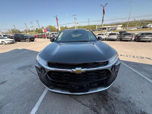 Mosaic Black Metallic 2025 Chevrolet Trax LT